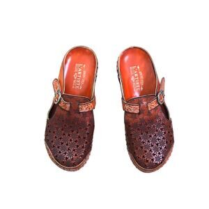 L'Artiste by Spring Step Minna laser-cut leather clogs. in red stars size 41